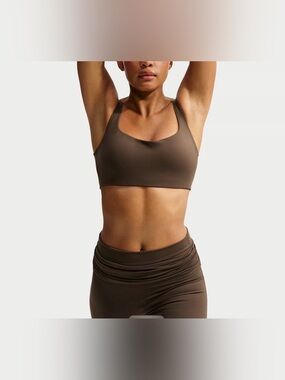 NikeSKIMS Matte
Women's Scoop-Neck Bra . Like new